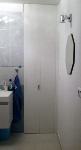 skl†dac° dveże orsabac u WC v koupelnō zavżeno